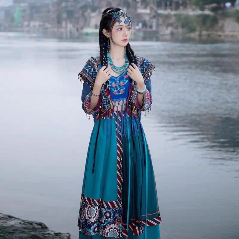 Hanfu haljina, Miao inspirirana princeza s egzotičnim stilom za folklorne plesove, Chenille tkanina sa Spandexom; udio glavne tkanine ispod 30%; udio drugog sastojka 30–50%; proljeće 2025 izdanje