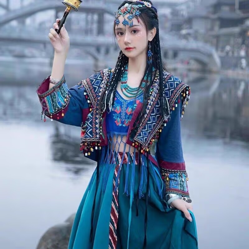 Hanfu haljina, Miao inspirirana princeza s egzotičnim stilom za folklorne plesove, Chenille tkanina sa Spandexom; udio glavne tkanine ispod 30%; udio drugog sastojka 30–50%; proljeće 2025 izdanje