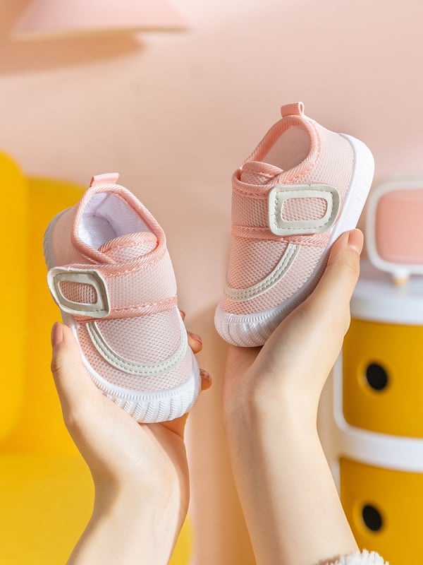 Dječje platnene tenisice za unutarnju upotrebu s Velcro zatvaračem, gornji dio: platno; đon: plastika; ulošak: EVA; unutarnji materijal: mreža