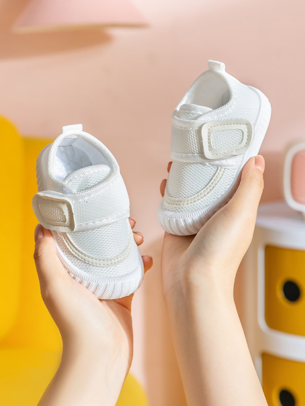 Dječje platnene tenisice za unutarnju upotrebu s Velcro zatvaračem, gornji dio: platno; đon: plastika; ulošak: EVA; unutarnji materijal: mreža