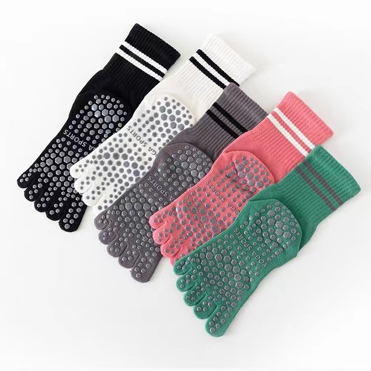 Ötujjú zokni osztott ujjal, csúszásmentes, combed pamutból készült jóga zokni, középméretű cső, 144 tűvel kötve, varratmentes.