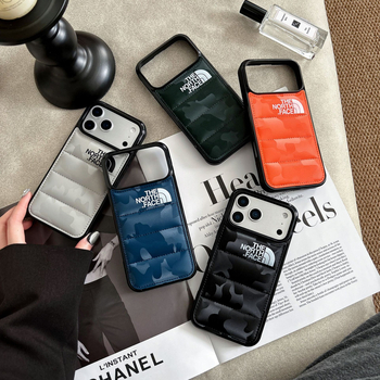 Carcasă pentru telefon cu 3D camuflaj și înveliș din piele umplut cu bumbac, în stil geacă de iarnă; Piele naturală, protecție la șocuri, rezistență la uzură, personalizabilă; compatibilă cu iPhone 15 Pro Max și iPhone 17 Pro Max