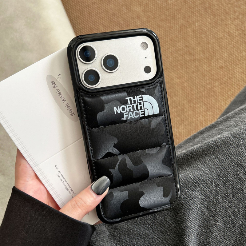 Carcasă pentru telefon cu 3D camuflaj și înveliș din piele umplut cu bumbac, în stil geacă de iarnă; Piele naturală, protecție la șocuri, rezistență la uzură, personalizabilă; compatibilă cu iPhone 15 Pro Max și iPhone 17 Pro Max