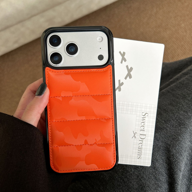 Carcasă pentru telefon cu 3D camuflaj și înveliș din piele umplut cu bumbac, în stil geacă de iarnă; Piele naturală, protecție la șocuri, rezistență la uzură, personalizabilă; compatibilă cu iPhone 15 Pro Max și iPhone 17 Pro Max