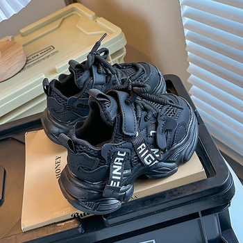 Gyerekeknek szóló mindennapos sportcipő Velcro-zárással; csúszásmentes gumitalp; felső része szintetikus mikroszálas; tavasz-őszi időszakhoz; 1-6 évesek