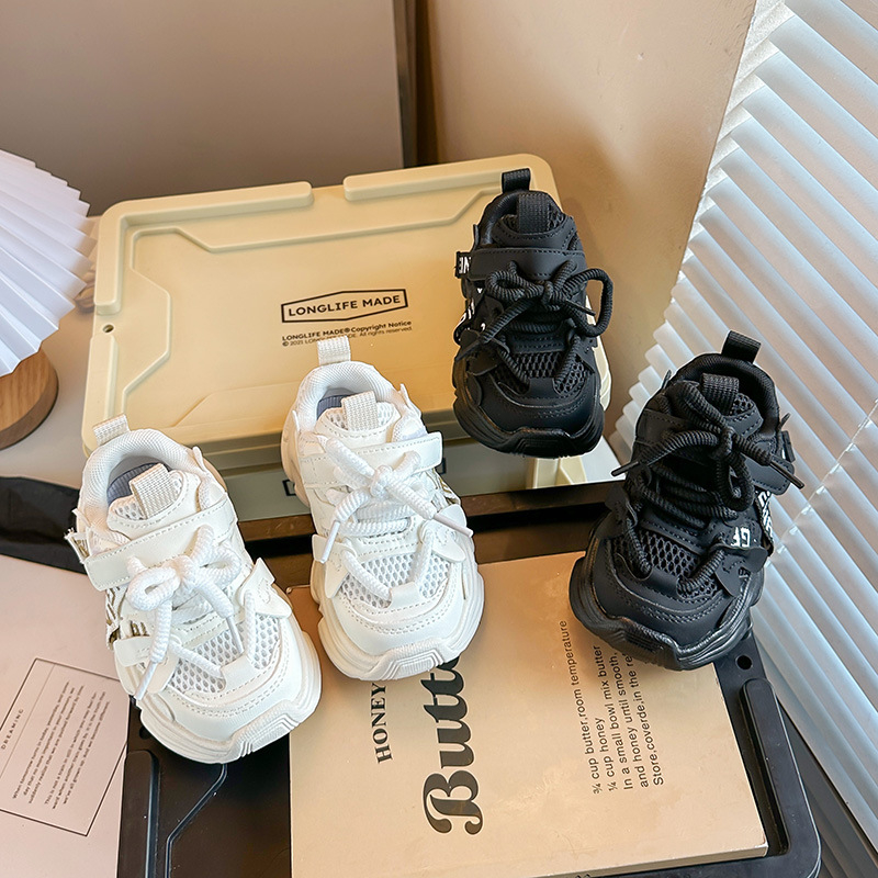 Gyerekeknek szóló mindennapos sportcipő Velcro-zárással; csúszásmentes gumitalp; felső része szintetikus mikroszálas; tavasz-őszi időszakhoz; 1-6 évesek