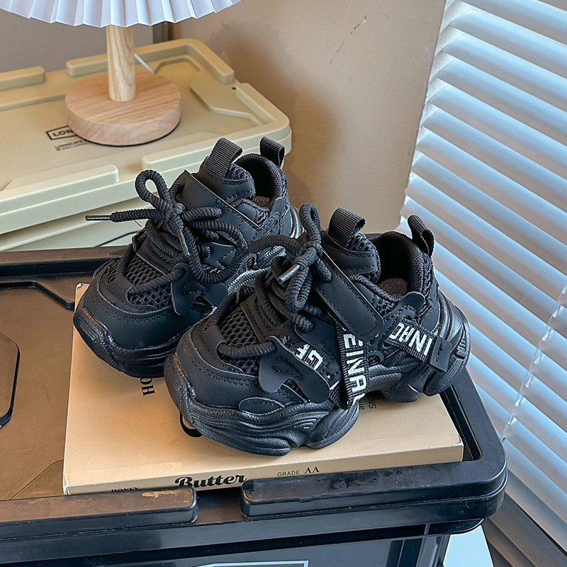 Gyerekeknek szóló mindennapos sportcipő Velcro-zárással; csúszásmentes gumitalp; felső része szintetikus mikroszálas; tavasz-őszi időszakhoz; 1-6 évesek