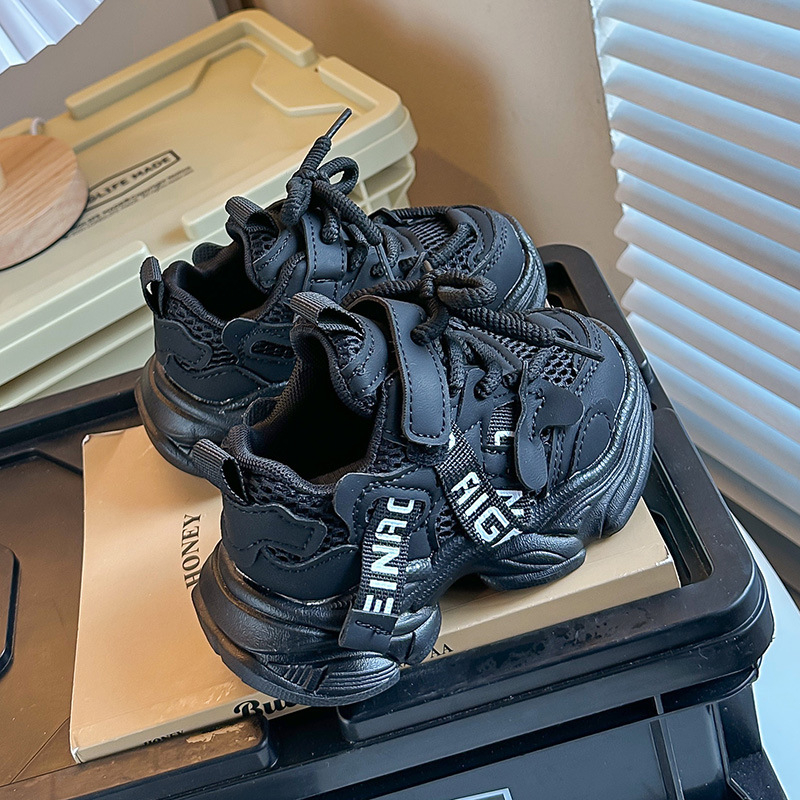 Gyerekeknek szóló mindennapos sportcipő Velcro-zárással; csúszásmentes gumitalp; felső része szintetikus mikroszálas; tavasz-őszi időszakhoz; 1-6 évesek