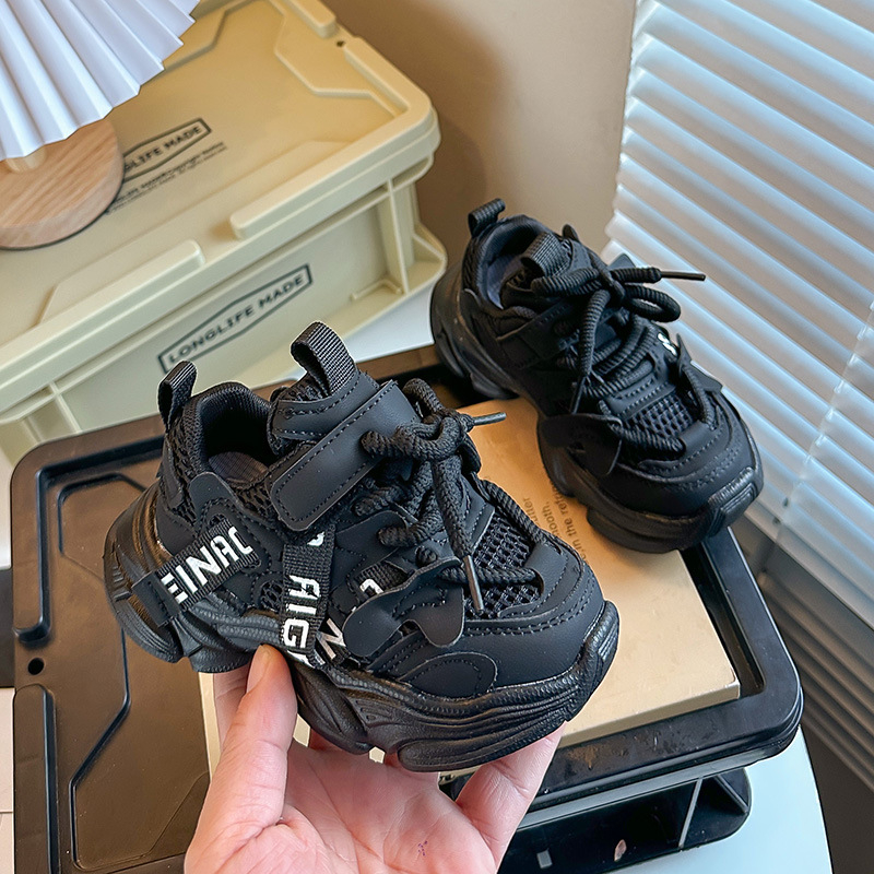 Gyerekeknek szóló mindennapos sportcipő Velcro-zárással; csúszásmentes gumitalp; felső része szintetikus mikroszálas; tavasz-őszi időszakhoz; 1-6 évesek