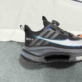 Pantofi sport pentru copii - partea superioară din plasă, model cu dungi, talpă din cauciuc + EVA, închidere cu cataramă rotativă, unisex, pentru vârste 7–16 ani