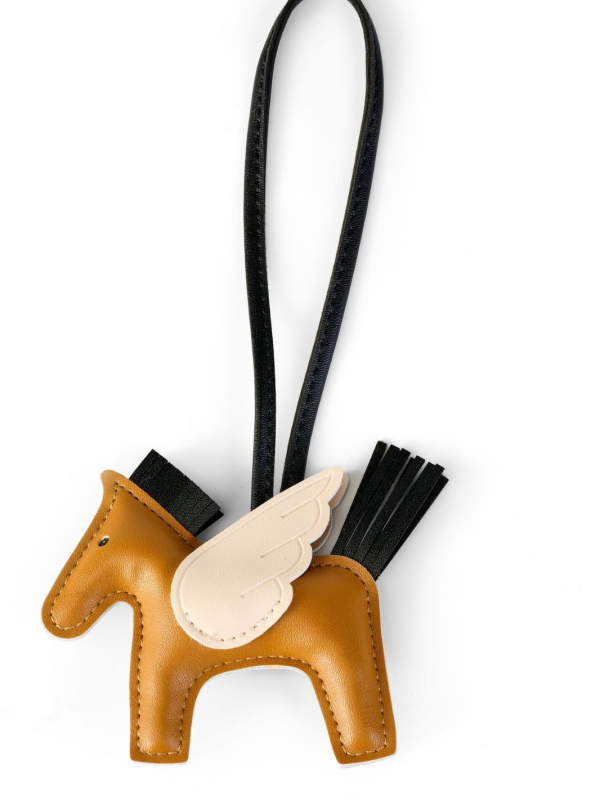 Pandantiv ponei - handmade, mini Pegaz cu ciucuri, din PU, pentru genți și mașini