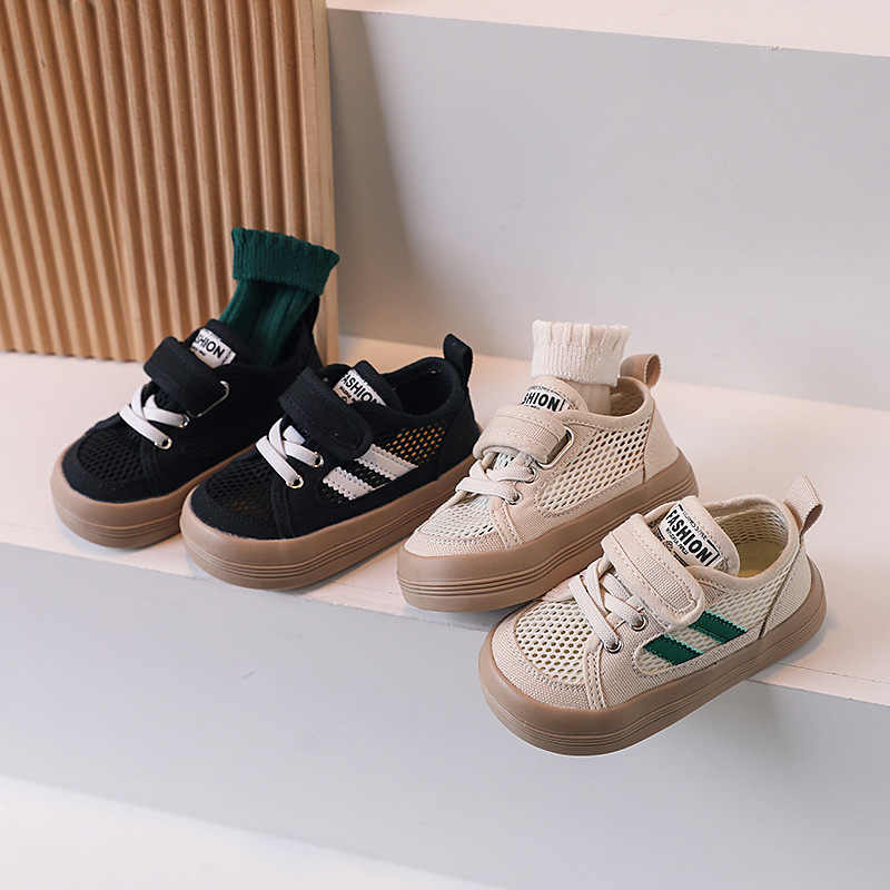 Gyerekeknek szóló vászon tornacipő, légáteresztő, uniszex, Velcro-zár, csíkos minta, gumitalp (Felsőrész: vászon; Talp: gumi; Zárás: Velcro; Mintázat: csíkok; Korosztály: 1–12 év)