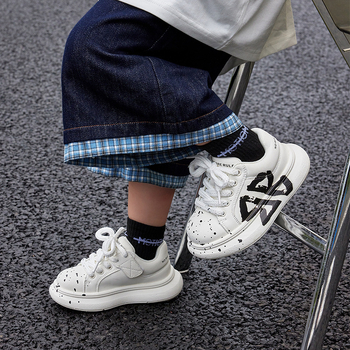 Gyerekek grafiti tornacipő – grafiti mintázat, felsőrész mikroszálas bőr, EVA hab talp, Velcro-zárás, 4–16 éveseknek