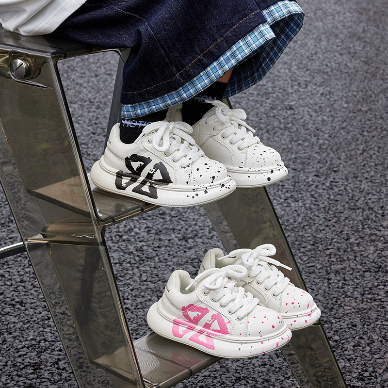 Gyerekek grafiti tornacipő – grafiti mintázat, felsőrész mikroszálas bőr, EVA hab talp, Velcro-zárás, 4–16 éveseknek