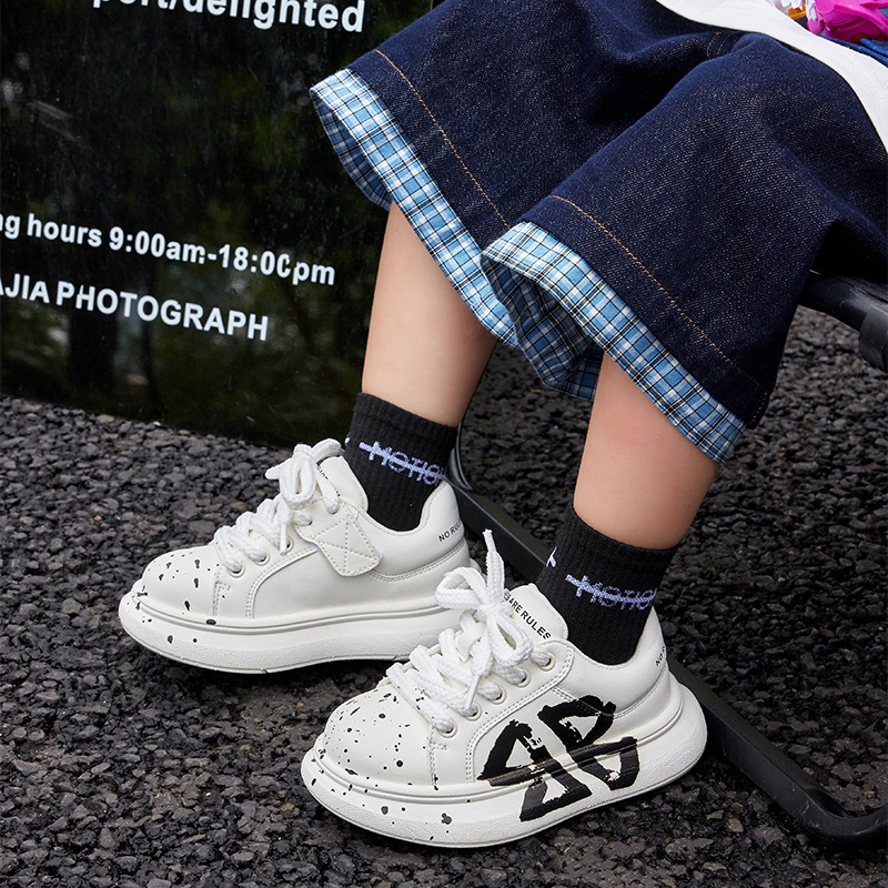 Gyerekek grafiti tornacipő – grafiti mintázat, felsőrész mikroszálas bőr, EVA hab talp, Velcro-zárás, 4–16 éveseknek