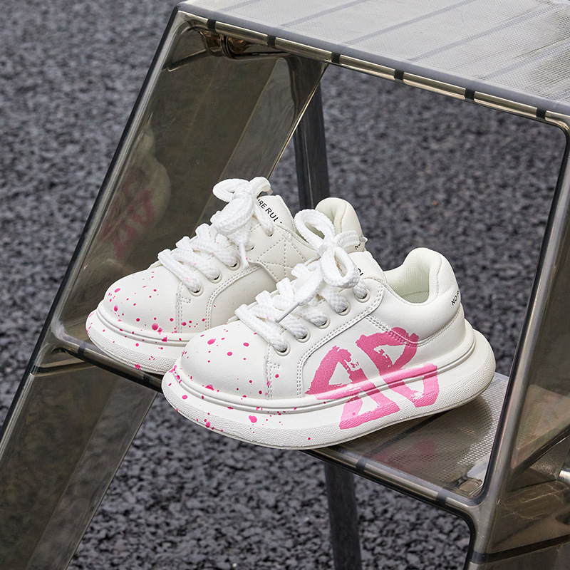 Gyerekek grafiti tornacipő – grafiti mintázat, felsőrész mikroszálas bőr, EVA hab talp, Velcro-zárás, 4–16 éveseknek