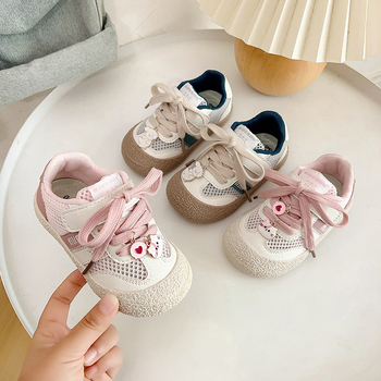 Gyerekeknek készült mesh felső részű sportcipő Velcro-zárral, alacsony talpú, koreai stílusú, hímzett karikatúra mintával, lélegző, 1-6 éveseknek