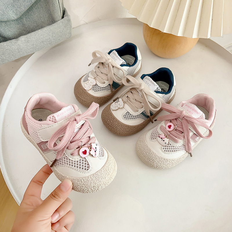 Gyerekeknek készült mesh felső részű sportcipő Velcro-zárral, alacsony talpú, koreai stílusú, hímzett karikatúra mintával, lélegző, 1-6 éveseknek