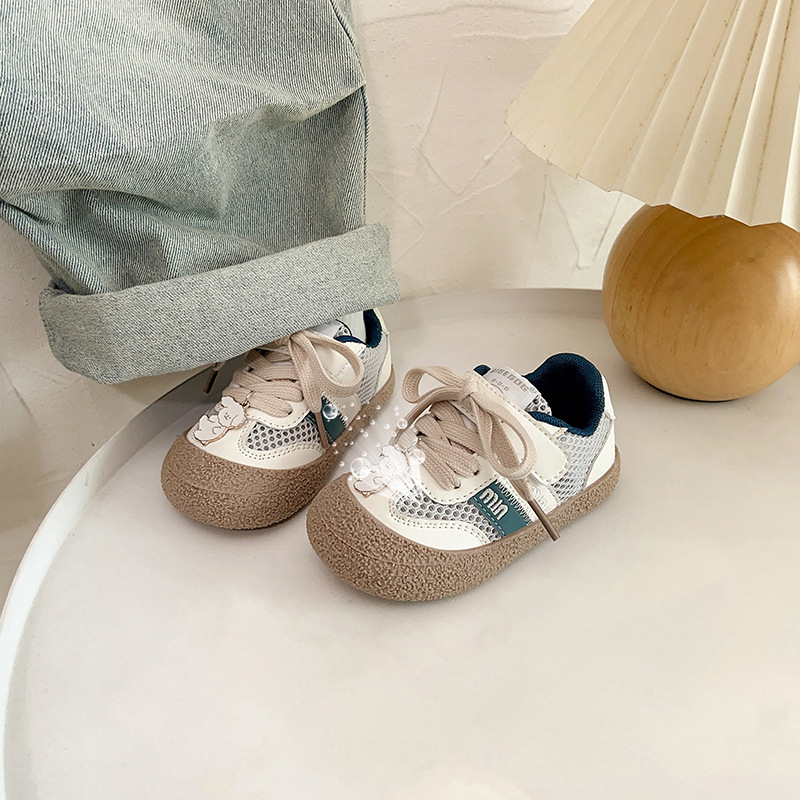 Gyerekeknek készült mesh felső részű sportcipő Velcro-zárral, alacsony talpú, koreai stílusú, hímzett karikatúra mintával, lélegző, 1-6 éveseknek