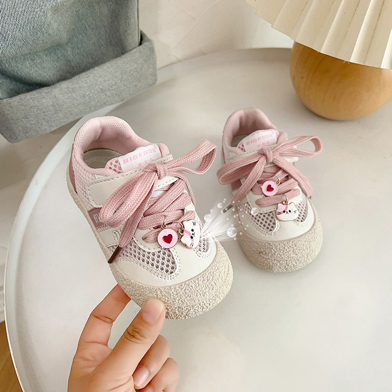 Gyerekeknek készült mesh felső részű sportcipő Velcro-zárral, alacsony talpú, koreai stílusú, hímzett karikatúra mintával, lélegző, 1-6 éveseknek