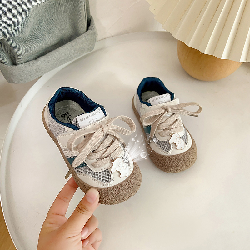 Gyerekeknek készült mesh felső részű sportcipő Velcro-zárral, alacsony talpú, koreai stílusú, hímzett karikatúra mintával, lélegző, 1-6 éveseknek