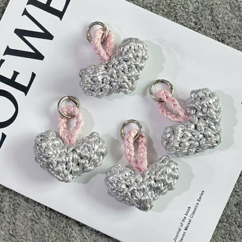 Pandantiv pentru geantă — inimă împletită manual, decor interior auto, stil urban minimalist, primăvara 2025