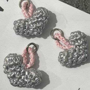 Pandantiv pentru geantă — inimă împletită manual, decor interior auto, stil urban minimalist, primăvara 2025