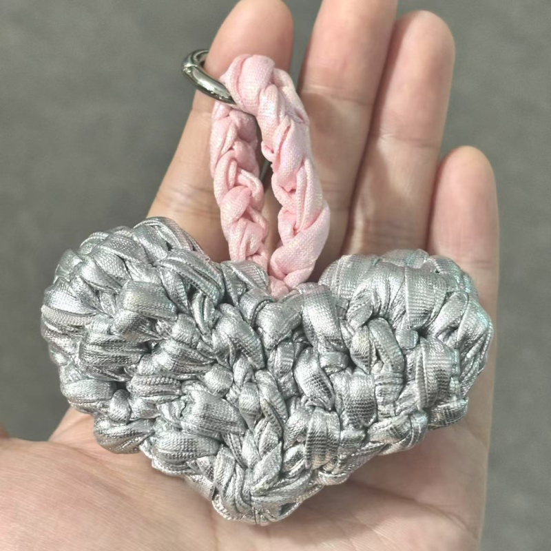 Pandantiv pentru geantă — inimă împletită manual, decor interior auto, stil urban minimalist, primăvara 2025