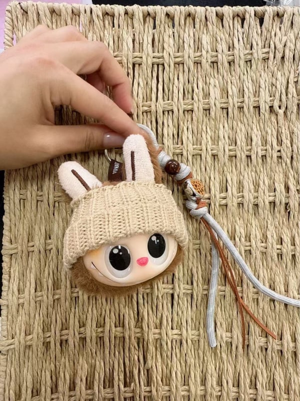 Corduroy karikatúra bőröndös dísz, plüss baba sapkával, cartoon stílus, mint medve/sertés/malé állat, kivitel fél-manuel