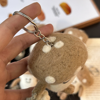 Gomba alakú filc medál, kézzel készített, dísz a táskára és kulcstartó, rajzfilmszerű stílus, tél 2025