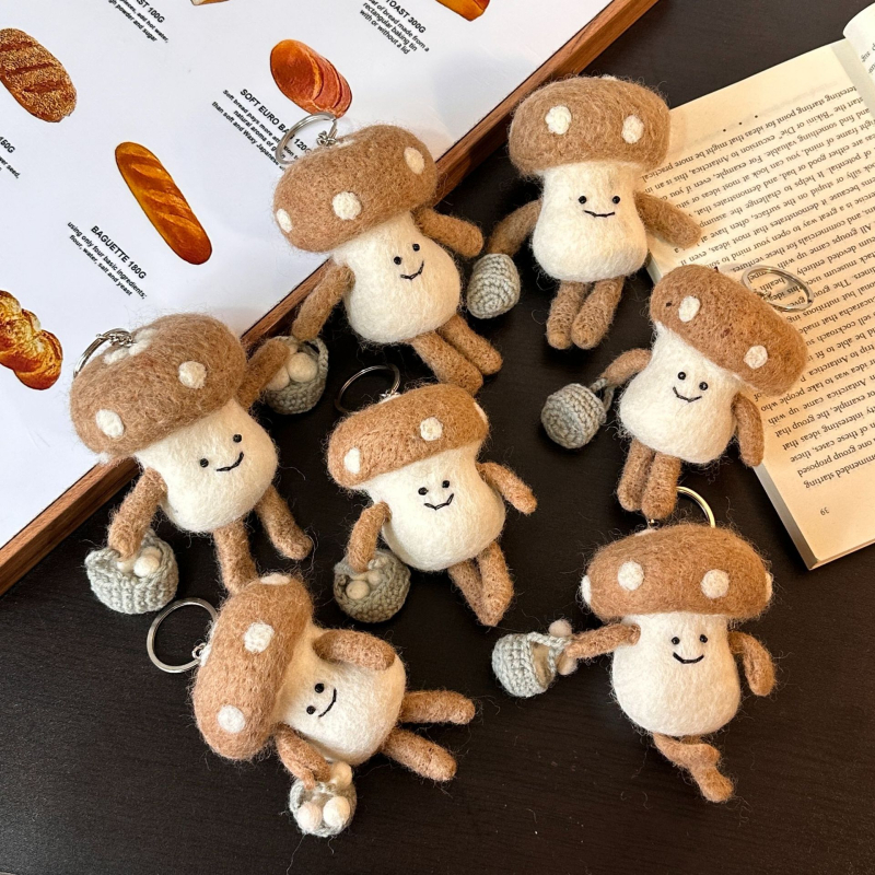 Gomba alakú filc medál, kézzel készített, dísz a táskára és kulcstartó, rajzfilmszerű stílus, tél 2025