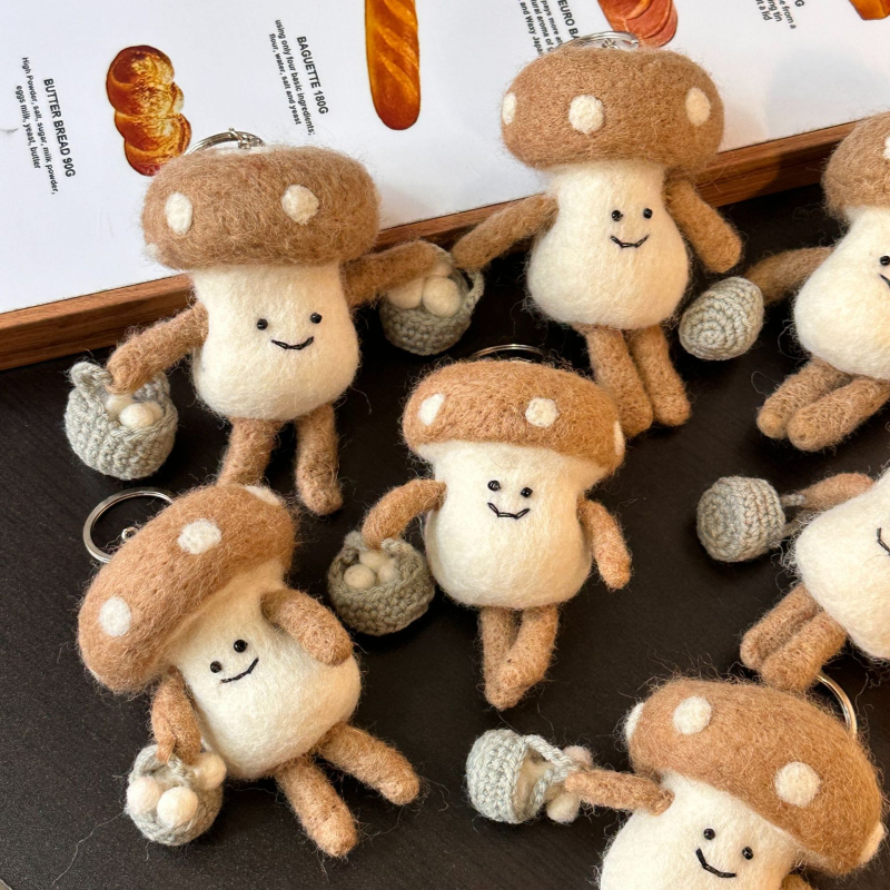 Gomba alakú filc medál, kézzel készített, dísz a táskára és kulcstartó, rajzfilmszerű stílus, tél 2025