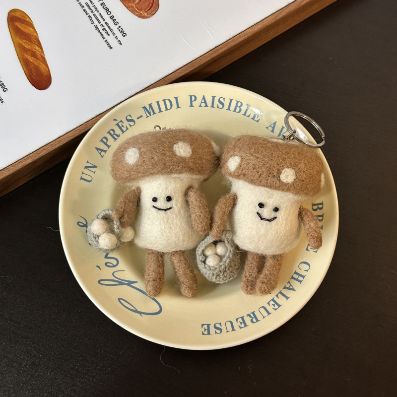 Gomba alakú filc medál, kézzel készített, dísz a táskára és kulcstartó, rajzfilmszerű stílus, tél 2025