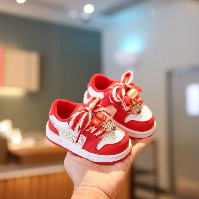 Téli gyerek sportcipő, fleece béléssel, Velcro-zárás, alacsony szár, gumitalp