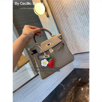 Ръчно изработена висулка за чанта, 3D ягодова форма, PU материал, декоративна украса, есен 2025