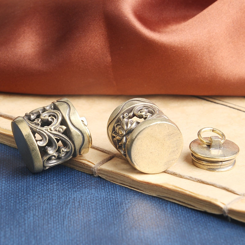 Ключодържател от месинг с кух съд за ароматерапия и мотив Танг растителен, унисекс цилиндричен дизайн