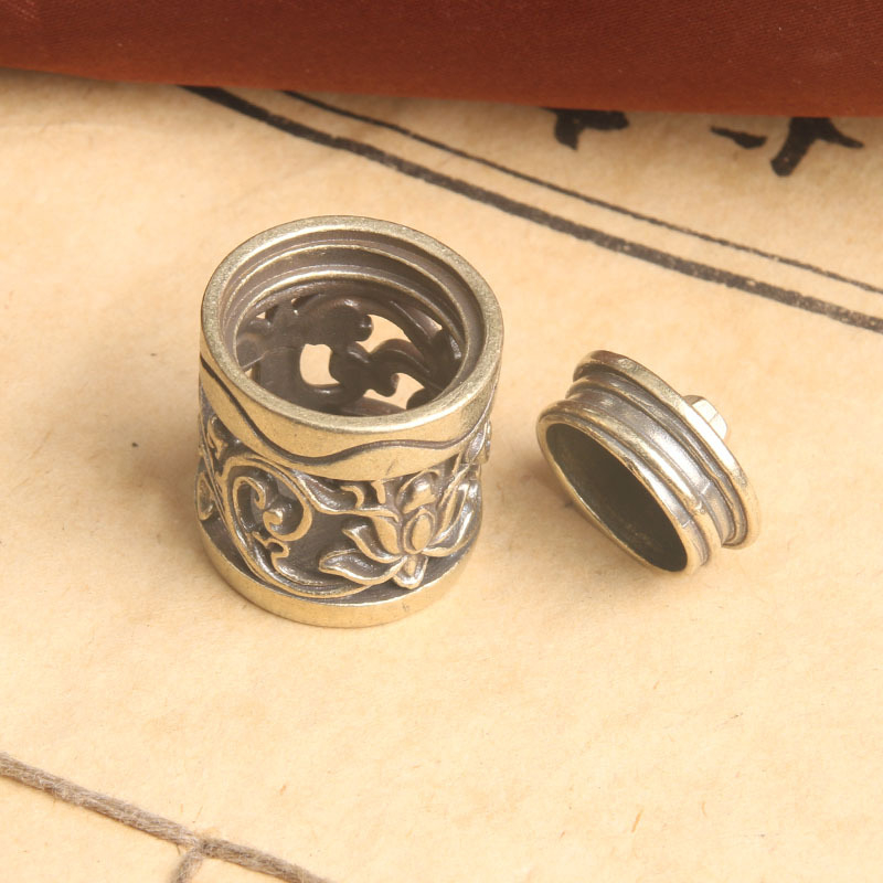 Ключодържател от месинг с кух съд за ароматерапия и мотив Танг растителен, унисекс цилиндричен дизайн