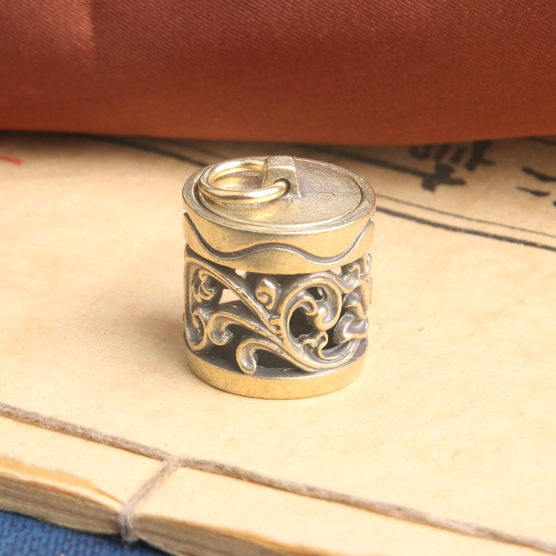 Ключодържател от месинг с кух съд за ароматерапия и мотив Танг растителен, унисекс цилиндричен дизайн