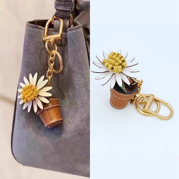 Ръчно изработен ключодържател от кравешка кожа с маргаритка в саксия