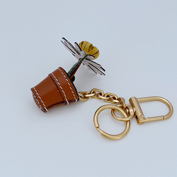 Ръчно изработен ключодържател от кравешка кожа с маргаритка в саксия