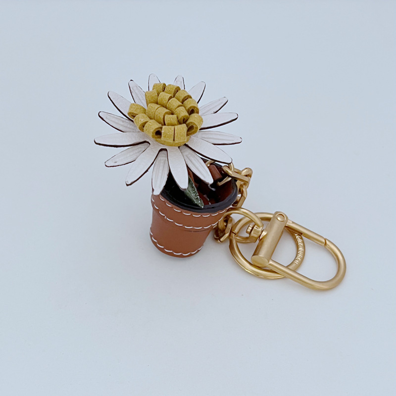 Ръчно изработен ключодържател от кравешка кожа с маргаритка в саксия
