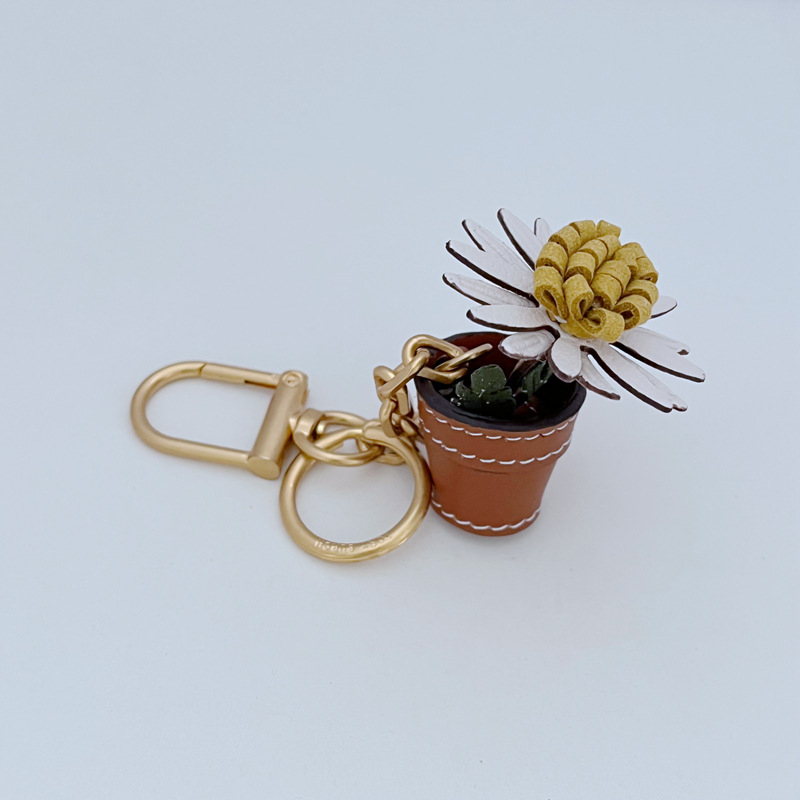 Ръчно изработен ключодържател от кравешка кожа с маргаритка в саксия