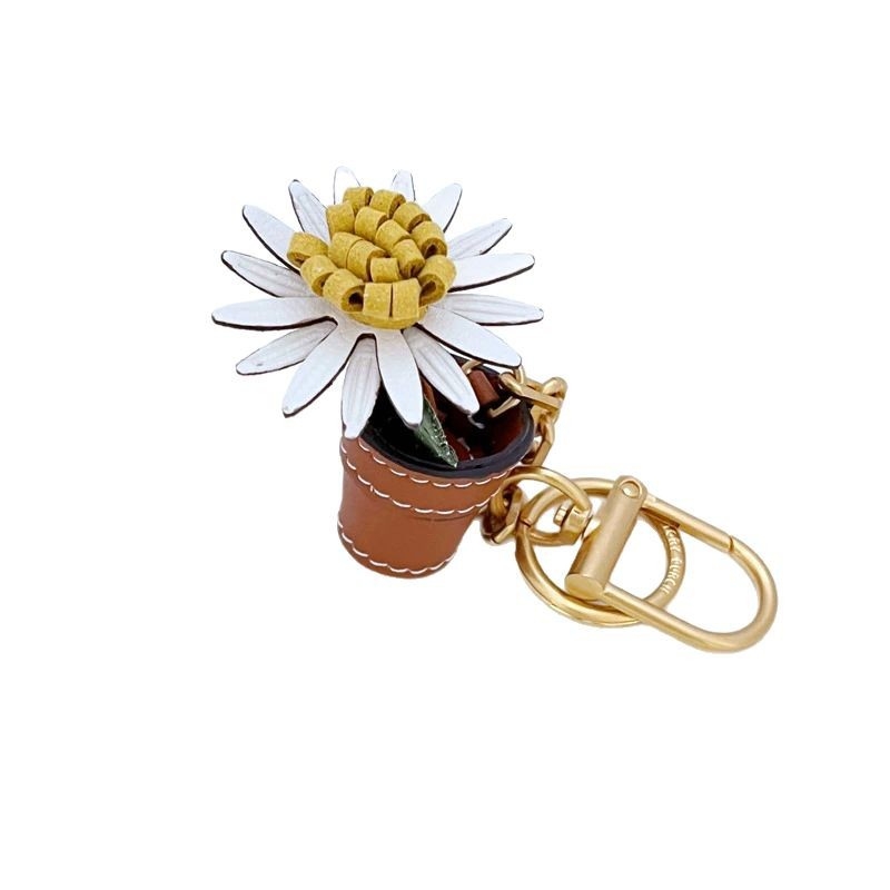 Ръчно изработен ключодържател от кравешка кожа с маргаритка в саксия