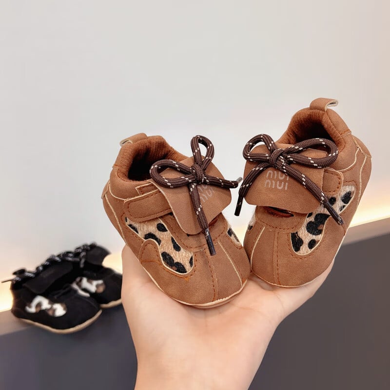 Cipele za bebe: gornji dio od nubuka (suede), Velcro kopča, mekana protuklizna i otporna potplat, za uzrast 12-36 mjeseci i 24-48 mjeseci