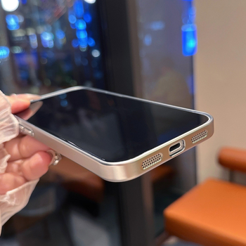 Kućište za iPhone 17 Pro Max s elektroplatiranim polikarbonatom, nevidljivim držačem i prozirnim zaštitnikom leće