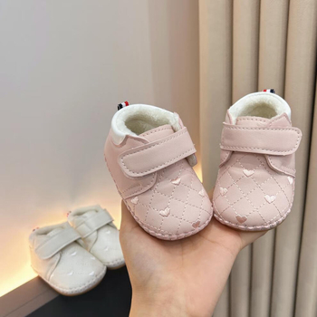 Cipele za bebe – stil princeze; gornji dio umjetna koža; potplat guma; zatvarač na Velcro; protuklizne