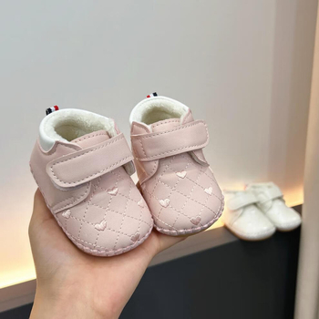 Cipele za bebe – stil princeze; gornji dio umjetna koža; potplat guma; zatvarač na Velcro; protuklizne