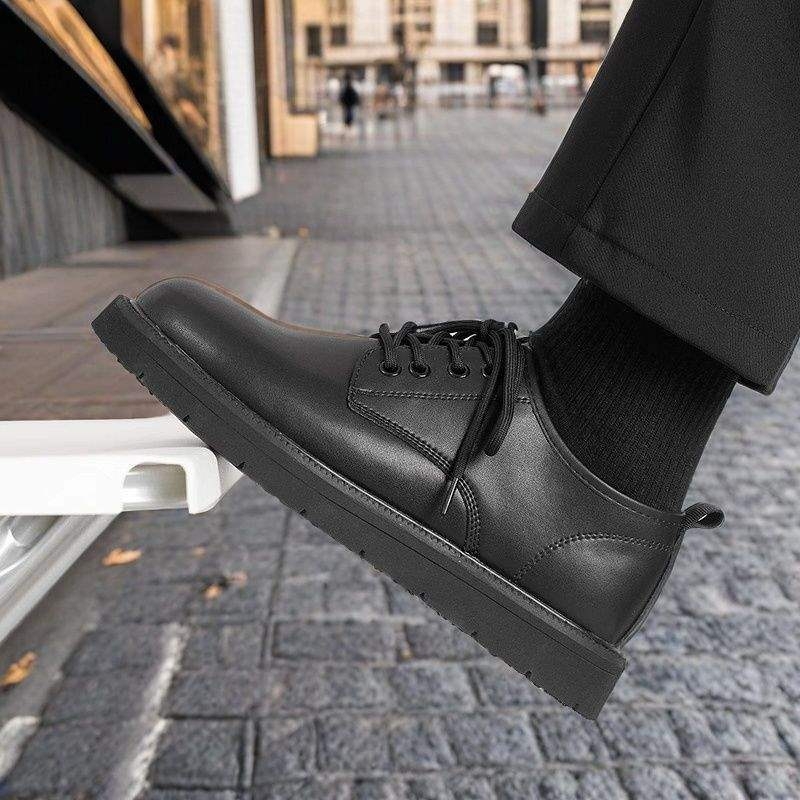 Férfi bőr cipő angol stílusban, fűzős, kerek orrú, alacsony profil, nyúl szőrrel bélés, magasság növelés