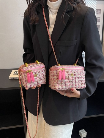 Torba u Chanel stilu, tkanina umjetničke izrade, kvadratna crossbody torba sa zatvaračem, podstava od poliestera, unutarnji džep sa zatvaračem i džep za telefon