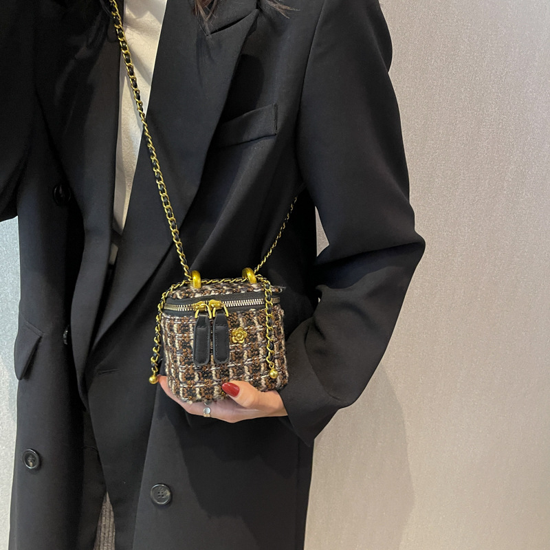Torba u Chanel stilu, tkanina umjetničke izrade, kvadratna crossbody torba sa zatvaračem, podstava od poliestera, unutarnji džep sa zatvaračem i džep za telefon